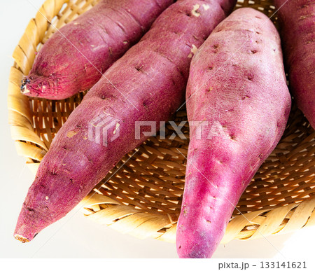 笊に入った美味しそうなサツマイモ 笊に入った美味しそうなサツマイモ 133141621