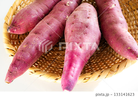 笊に入った美味しそうなサツマイモ 133141623