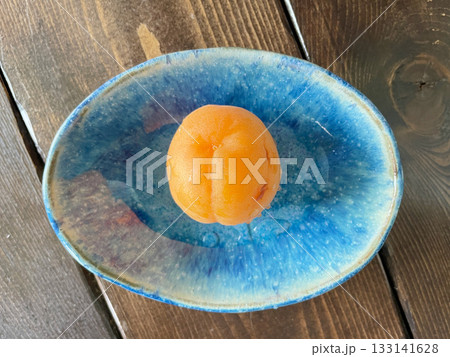 生あんず 初夏に旬を迎えるオレンジ色の果実 生あんず 初夏に旬を迎えるオレンジ色の果実 133141628
