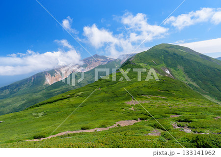 北海道・富良野岳登山道から望む十勝岳の夏の山岳風景  133141962