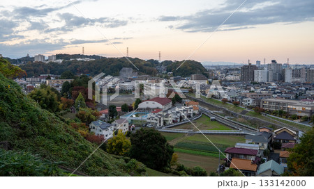 夜景の眺望の良いポイントから見える聖蹟桜ヶ丘や川崎街道沿いの住宅地 133142000