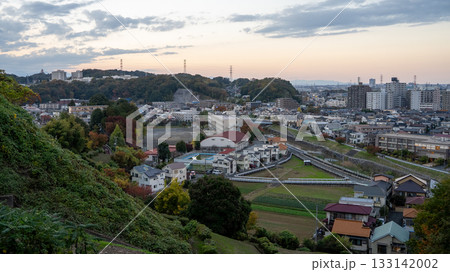 夜景の眺望の良いポイントから見える聖蹟桜ヶ丘や川崎街道沿いの住宅地 133142002