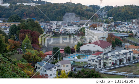 夜景の眺望の良いポイントから見える聖蹟桜ヶ丘や川崎街道沿いの住宅地 133142007