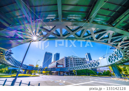 日本の横浜都市景観 歩道橋のある街…新港サークルウォークや横浜ランドマークタワーなどを望む 133142128