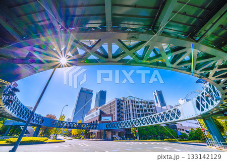 日本の横浜都市景観 歩道橋のある街…新港サークルウォークや横浜ランドマークタワーなどを望む 133142129