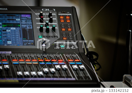 デジタルミキサーのコントロールパネル デジタルミキサーのコントロールパネル 133142152