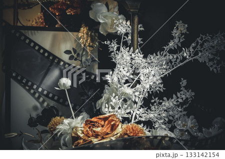 白い花とフィルムリールの装飾 133142154