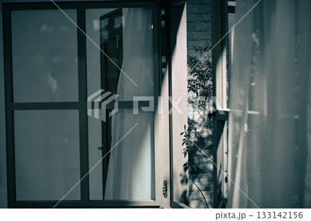 モノクロの開いた窓 モノクロの開いた窓 133142156