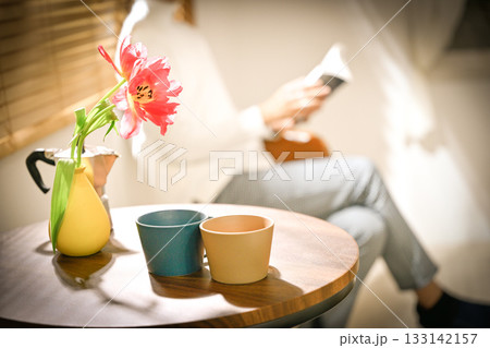 テーブルの花とカップ テーブルの花とカップ 133142157
