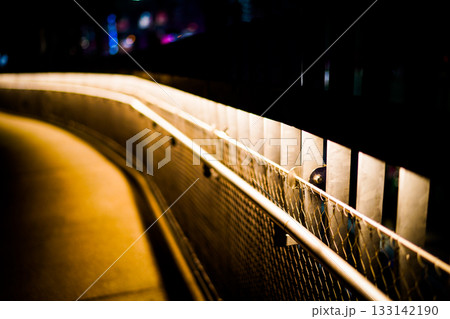 ライトが照らす夜の通路 ライトが照らす夜の通路 133142190