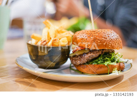テーブル上のハンバーガーセット 133142193