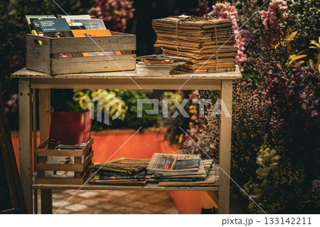 花とヴィンテージ本棚 花とヴィンテージ本棚 133142211