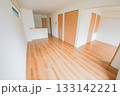 広々としたリビングとキッチン 133142221