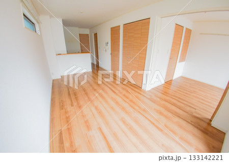 広々としたリビングとキッチン 133142221