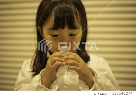 風邪薬を飲む女の子 風邪薬を飲む女の子 133142274