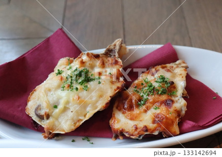 チーズ焼きが香るカキ一皿 チーズ焼きが香るカキ一皿 133142694