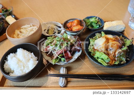 彩り豊かな定食膳と和の品々 133142697