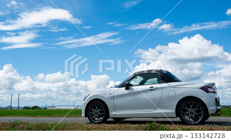 White Sports Car, 青空と雲の下のコペン White Sports Car, 青空と雲の下のコペン 133142728