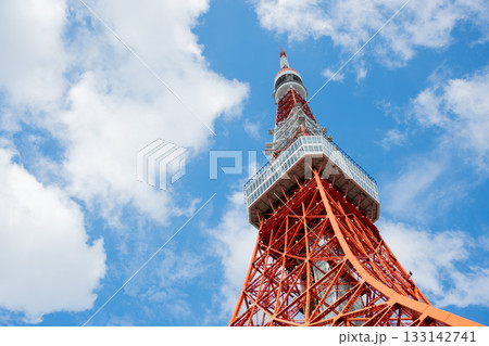 Tokyo Tower, 雲が浮かぶ青空の東京タワー Tokyo Tower, 雲が浮かぶ青空の東京タワー 133142741
