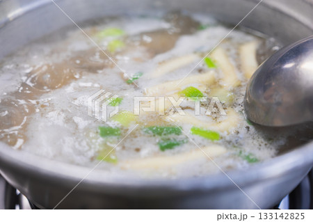 本場韓国のタッカンマリ（鶏肉と野菜の鍋料理） 133142825