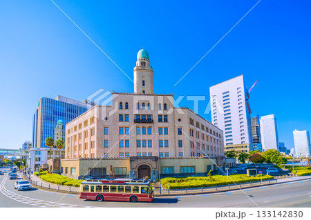 日本の横浜都市景観　横浜税関・クイーンの塔やあかいくつ、神奈川県警察などを望む 133142830