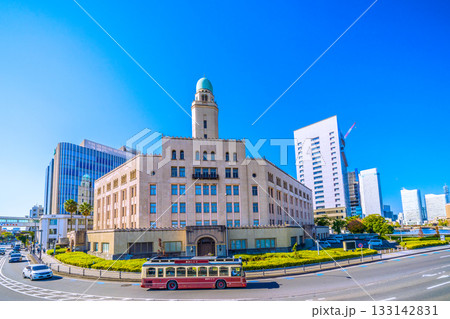 日本の横浜都市景観　横浜税関・クイーンの塔やあかいくつ、神奈川県警察などを望む 133142831