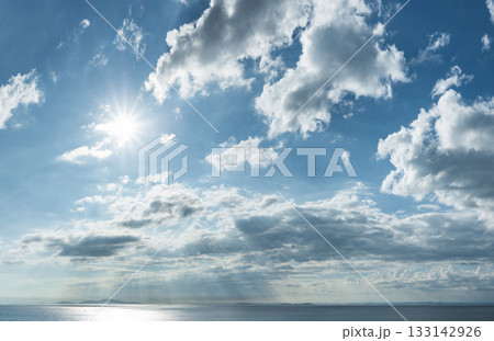 Sun and Clouds Over Ocean, 太陽と雲が輝く広大な海と空 133142926
