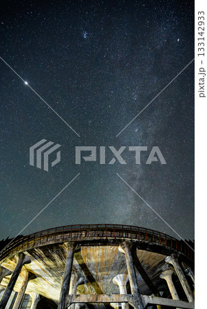 Starry Sky and Ruins, 廃墟となった工場の遺構と満天の星空 133142933