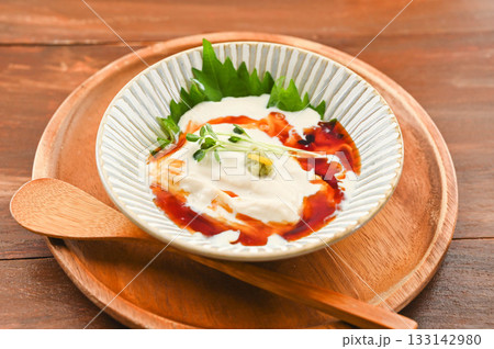 だし醤油をかけた湯葉 133142980