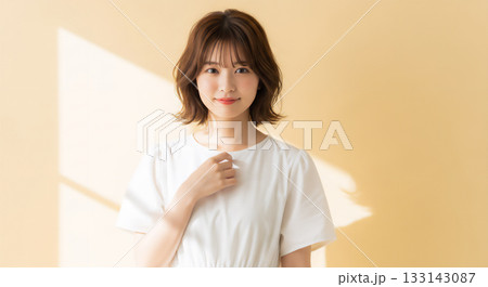 明るい室内で微笑む日本人女性のポートレート 133143087