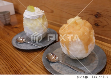 季節を味わうフルーツのかき氷プレート 133143105