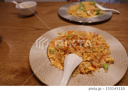 ふんわり卵と彩り野菜の定番チャーハン二皿 ふんわり卵と彩り野菜の定番チャーハン二皿 133143110