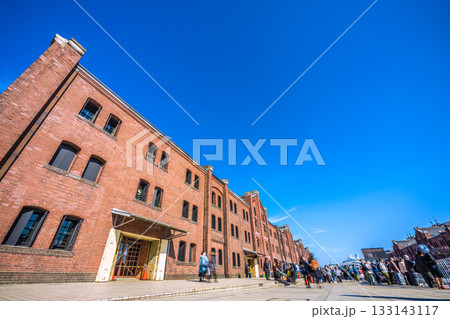 日本の横浜都市景観　横浜赤レンガ倉庫などを望む。奥に大さん橋の新造客船「飛鳥Ⅲ」が見える＝15日 133143117