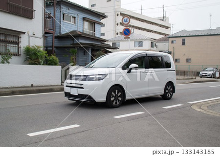 ワンボックスカーミニバン 道路走行 ワンボックスカーミニバン 道路走行 133143185