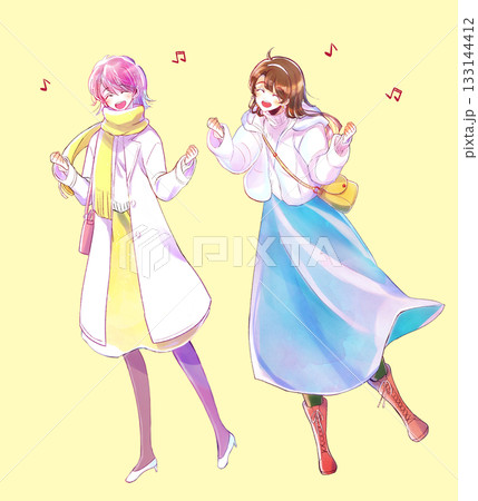 外出する女性 はしゃぐ 2人 冬 外出する女性 はしゃぐ 2人 冬 133144412