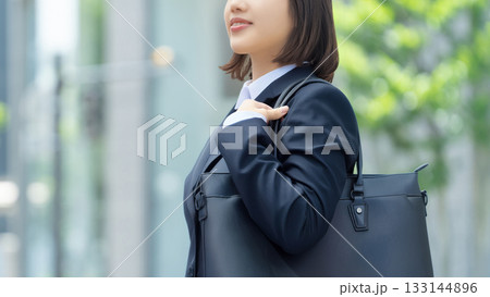 就活生・新入社員の若い女性 就活生・新入社員の若い女性 133144896