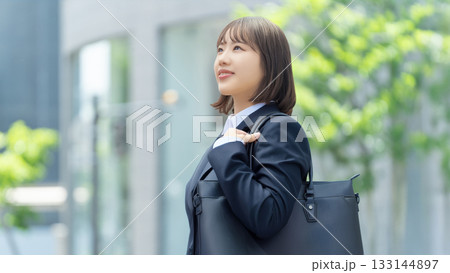 就活生・新入社員の若い女性 133144897