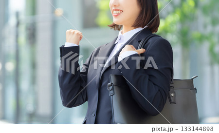 就活生・新入社員の若い女性 133144898