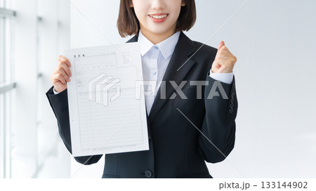 履歴書を持つ就活生の若い女性 履歴書を持つ就活生の若い女性 133144902