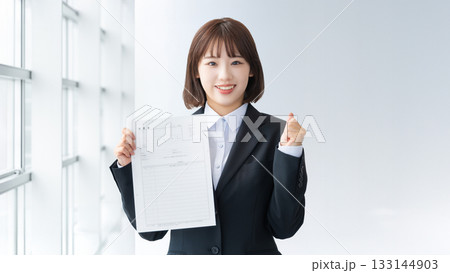 履歴書を持つ就活生の若い女性 履歴書を持つ就活生の若い女性 133144903