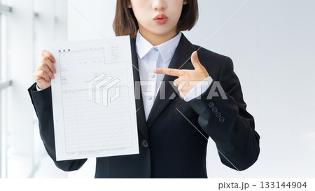 履歴書を持つ就活生の若い女性 履歴書を持つ就活生の若い女性 133144904
