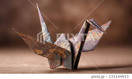 折り鶴と和紙のやさしい質感 133144913
