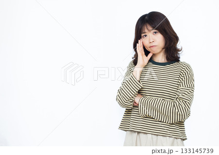 頭を抱えて悩んでいる女性 133145739