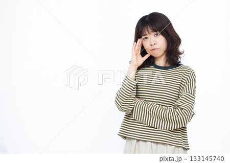 頭を抱えて悩んでいる女性 133145740