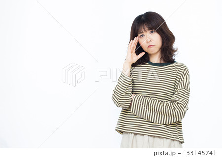 頭を抱えて悩んでいる女性 133145741