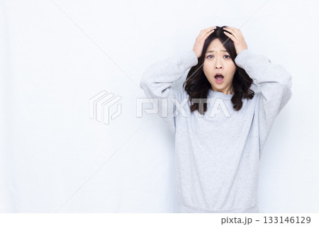 頭を抱えて驚く女性 頭を抱えて驚く女性 133146129