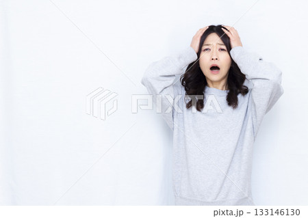 頭を抱えて驚く女性 133146130