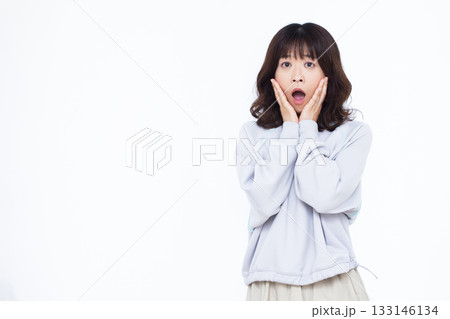 びっくり驚いている女性 びっくり驚いている女性 133146134