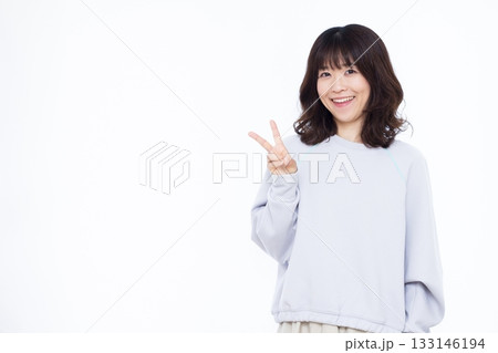 ピースをしている笑顔の女性 ピースをしている笑顔の女性 133146194