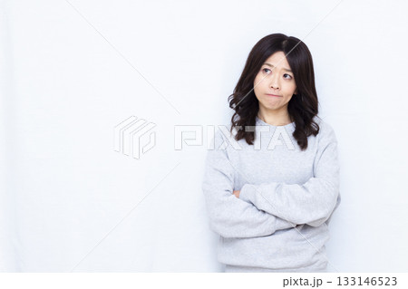 腕組みをして考えている女性 腕組みをして考えている女性 133146523